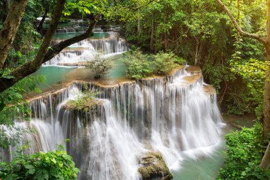 Manzara Huai Mae Kamin şelale Srinakarin Barajı Kanchanaburi, Tayland.
