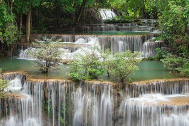 Manzara Huai Mae Kamin şelale Srinakarin Barajı Kanchanaburi, Tayland.