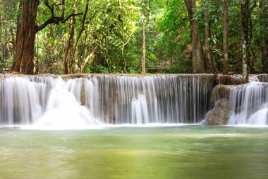 Manzara Huai Mae Kamin şelale Srinakarin Barajı Kanchanaburi, Tayland.