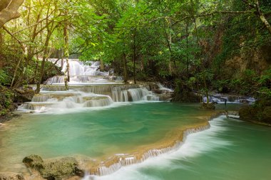 Manzara Huai Mae Kamin şelale Srinakarin Barajı Kanchanaburi, Tayland.