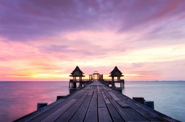 Alacakaranlık ahşap köprü, Djittabhawan Tapınağı turistik Pattaya, Tayland