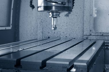 Metal işleten CNC değirmen makinesi. Metal modern işleme teknolojisi kesiliyor