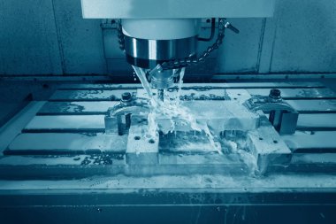 Metal işleten CNC değirmen makinesi. Metal modern işleme teknolojisi kesiliyor.
