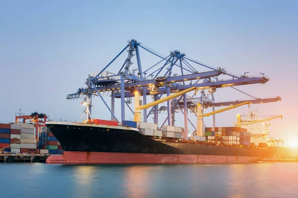 Contenedor Buque de carga de carga con puente grúa de trabajo en el astillero al atardecer para importación logística Fondo de exportación — Foto de Stock