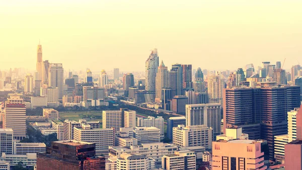 Büyük şehir Bangkok iş bölgesi içinde gökdelenler dolu manzarası 