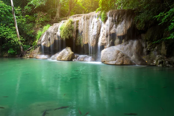 Erawan şelale ili Kanchanaburi, Tayland bahar ormandaki güzel bir şelale var. — Stok fotoğraf