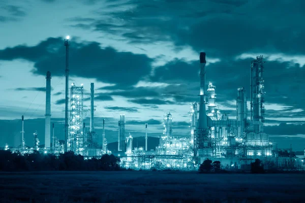 Petrol rafinerisi fabrika alacakaranlıkta, Petrokimya tesisi, petrol, kimya sanayî — Stok fotoğraf