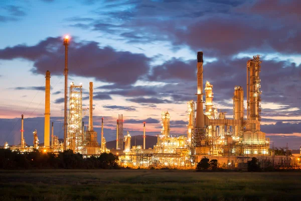 Fábrica de refinería de petróleo por la mañana, planta petroquímica, petróleo . —  Fotos de Stock