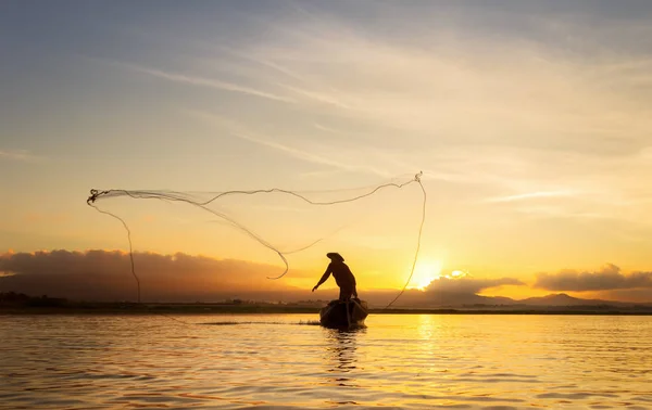 Pescador de Bangpra Lake em ação quando a pesca, Tailândia. — Fotografia de Stock