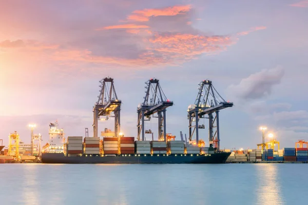 Contenedor Buque de carga de carga con puente de grúa de trabajo en el astillero al atardecer para importación logística Fondo de exportación amanecer, luz solar . — Foto de Stock