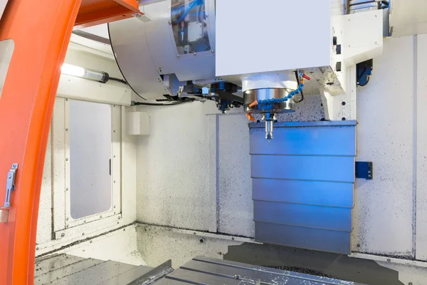 CNC metalen werkende machine met cutter werktuig tijdens het metalen detail frezen in fabriek — Stockfoto