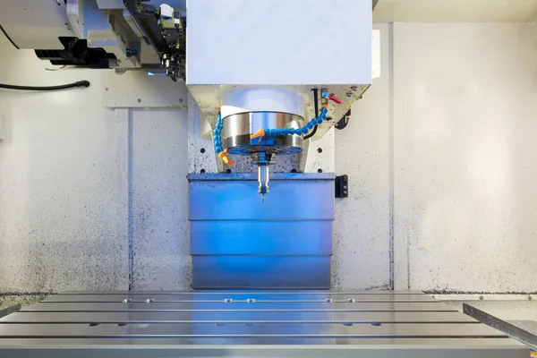 Metal işleten CNC değirmen makinesi. Metal modern işleme teknolojisi kesiliyor.