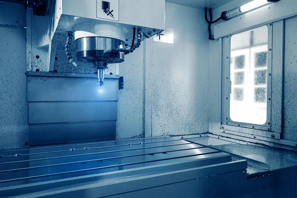 Frezen voor metaalbewerking snijproces. Precisie industriële Cnc verspaning van metaal detail door molen in fabriek — Stockfoto