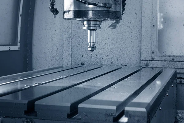 Metal işleten CNC değirmen makinesi. Metal modern işleme teknolojisi kesiliyor