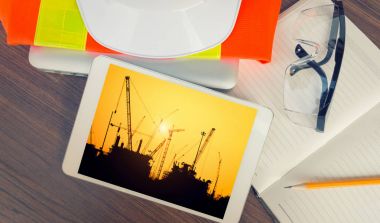 Tablet ve petrol rafineri sanayi iş bitki araçlarında ile çalışma tablo mühendisi