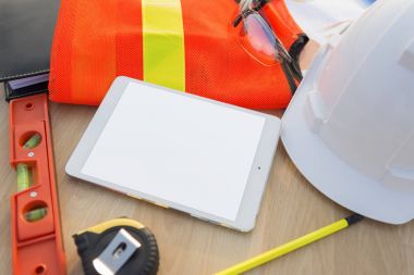 Tablet ve petrol rafineri sanayi iş bitki araçlarında ile çalışma tablo mühendisi