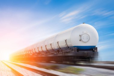Demiryolu ile günbatımında taşınmaları gaz tankları