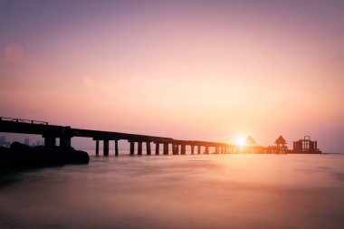 Alacakaranlık ahşap köprü, Djittabhawan Tapınağı turistik Pattaya, Tayland