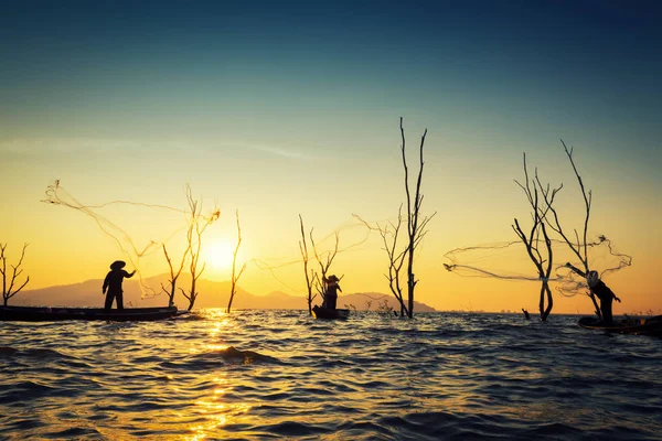 Pescador del lago Bangpra en acción al pescar, Tailandia. —  Fotos de Stock