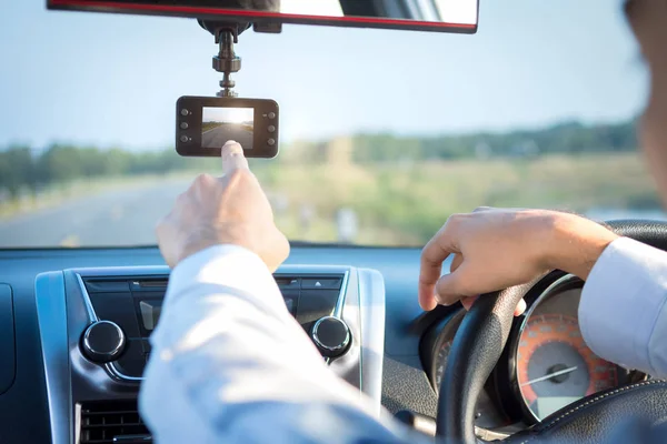 Gravador de vídeo dirigindo um carro na estrada — Fotografia de Stock