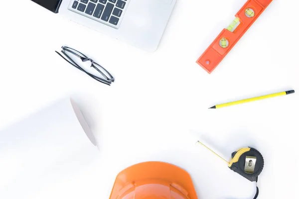 Resepsiyon ofis mühendisi tasarım bölümü kalemle çizim kağıt üzerinde bina.