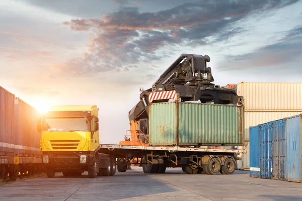 Завантаження контейнерної коробки для навантаження на вантажний поїзд в імпорті та експорті — стокове фото