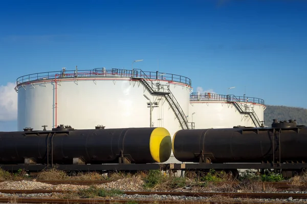 Tanks met olie per spoor worden vervoerd — Stockfoto