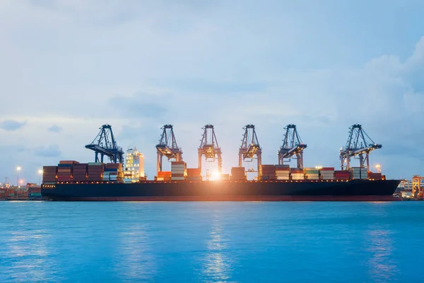 Logística y transporte de Contenedor Internacional Buque de carga con Puertos puente grúa en puerto para importación logística sector de exportación y transporte — Foto de Stock