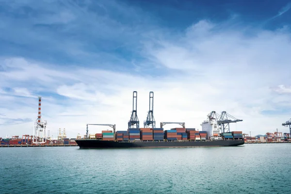 Логістика та транспортні судна міжнародних контейнерних вантажів з портів кранові мосту в гавань для логістичних імпорт експорт фону та транспорту промисловості. — стокове фото