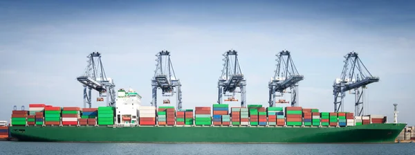 Panorama Contenedor Buque de carga de carga con puente grúa de trabajo en astillero al atardecer para importación logística Fondo de exportación — Foto de Stock