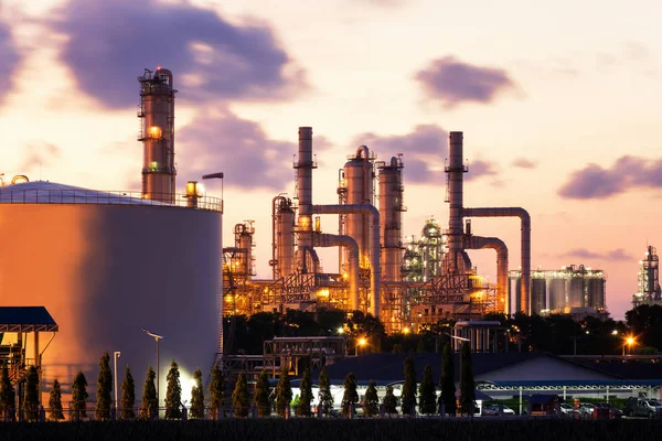 Fábrica de refinería de petróleo en el crepúsculo, planta petroquímica, petróleo, industria química —  Fotos de Stock