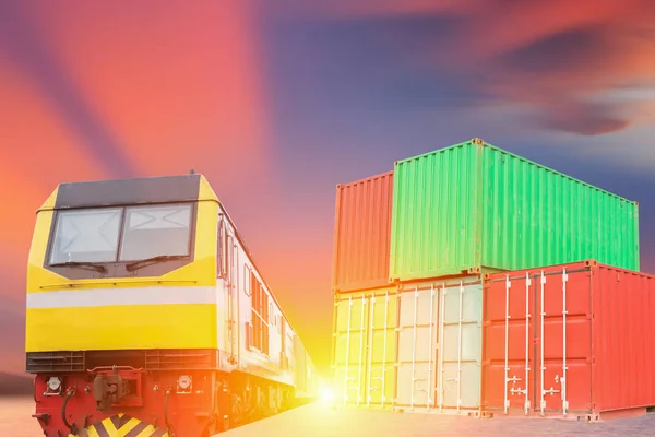 Industria container treni in esecuzione su rotaie pista contro bel tramonto cielo uso per il trasporto terrestre e logistica aziendale — Foto Stock