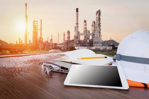 Tablet ve petrol rafineri sanayi iş bitki araçlarında ile çalışma tablo mühendisi