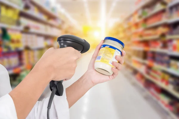 Süpermarket kadın kasiyer kullanmak kod tarayıcı, müşteri ödeme