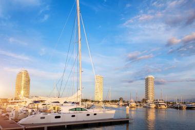 Liman ve marina demirli Yatlar ile görünümü