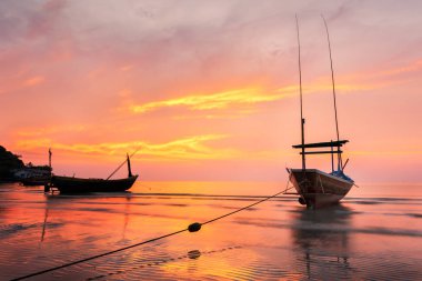 Sahilde güzel gün batımı tekne