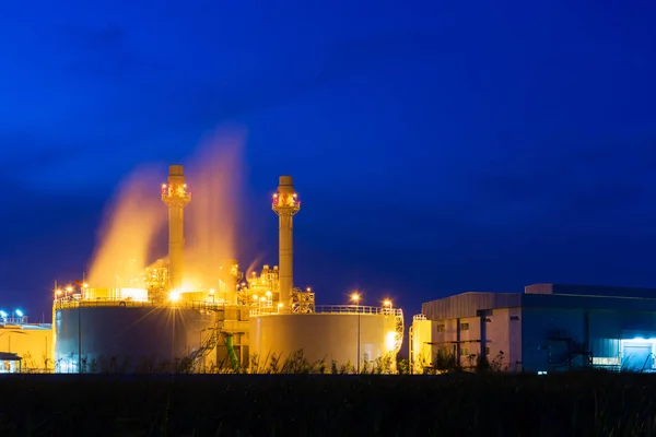 Elektriciteitscentrale in de petrochemische fabriek op blauwe hemel — Stockfoto