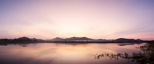 Bela paisagem nas montanhas ao nascer do sol — Fotografia de Stock