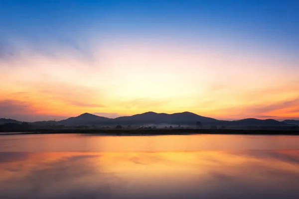 Bela paisagem nas montanhas ao nascer do sol — Fotografia de Stock