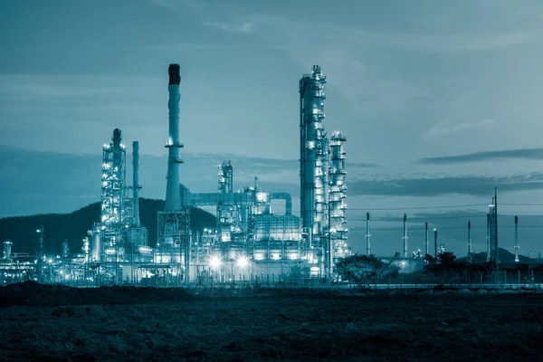 Raffineria di petrolio tono di colore blu . — Foto Stock