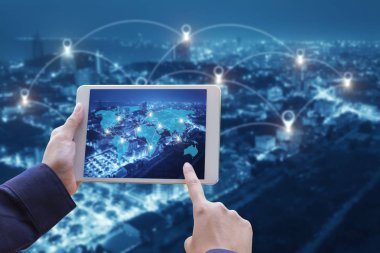 akıllı telefon ve harita ile cityscape tutan el