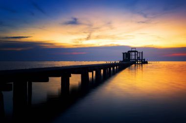 Djittabhawan Tapınağı'nda alacakaranlık ahşap köprü 