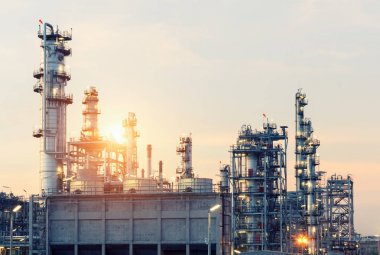 Petrol rafinerisi fabrika alacakaranlıkta, Petrokimya tesisi