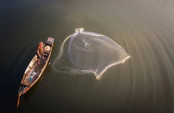 Pescador do lago Bangpra em ação ao pescar — Fotografia de Stock