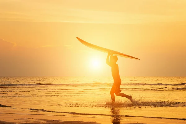 A man is walking with a surf — Stock Photo, Image