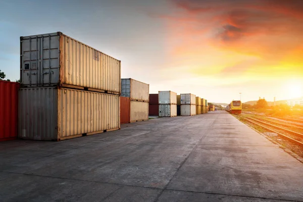 Container Comboio de carga no estaleiro — Fotografia de Stock