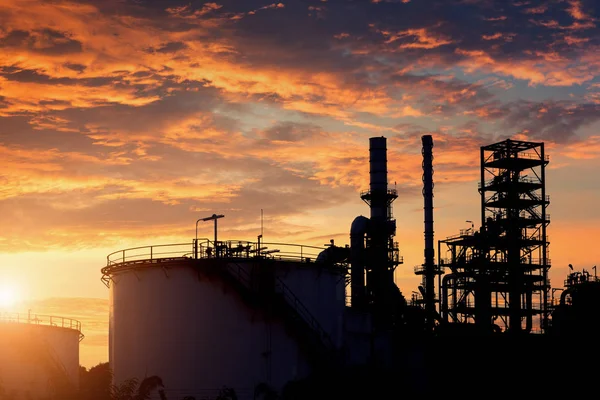 Silhouet van ruwe olieraffinaderij tijdens zonsondergang — Stockfoto