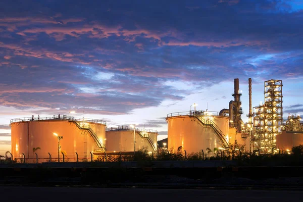 Industriële olietanks in een raffinaderij in schemerlicht — Stockfoto