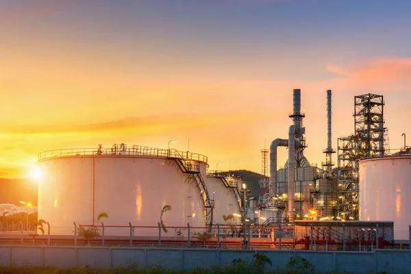 Alacakaranlıktaki petrol rafinerisi fabrikası