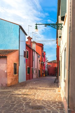 Renkli evler Burano Adası yakınlarında Venedik, İtalya